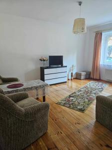 sala de estar con sofá y TV en Sopot Story en Sopot