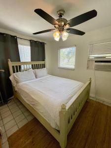 ein Schlafzimmer mit einem Bett mit Deckenventilator in der Unterkunft Downtown FTL apartments on the River in Fort Lauderdale + 28 Fotos