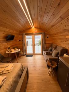 Posezení v ubytování Loch View Luxury Pod