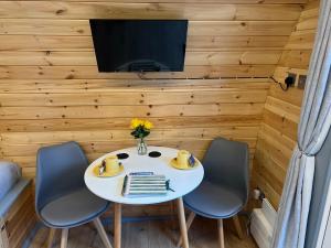 TV a/nebo společenská místnost v ubytování Loch View Luxury Pod