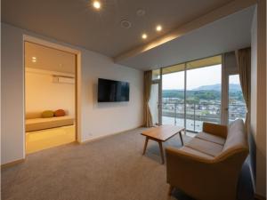 日田市にあるMikuma Hotel - Vacation STAY 63515vのリビングルーム(ソファ、テレビ付)