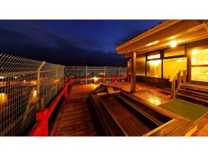una cubierta de un crucero por la noche en Mikuma Hotel - Vacation STAY 63515v en Hita