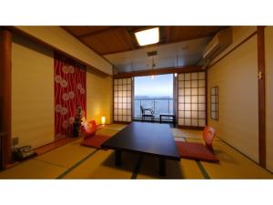 Mikuma Hotel - Vacation STAY 63469v في هيتا: غرفه بطاوله وكرسيين واطلاله