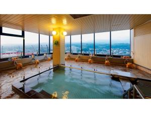 ein großer Pool in einem Gebäude mit Fenstern in der Unterkunft Mikuma Hotel - Vacation STAY 63515v in Hita