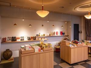 una tienda con varios mostradores en una habitación en Mikuma Hotel - Vacation STAY 63515v, en Hita