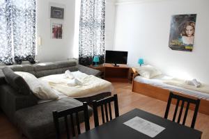 Broadway City Guesthouse的电视和/或娱乐中心