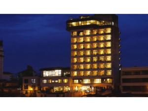 日田市にあるMikuma Hotel - Vacation STAY 63481vの夜にたくさんの窓がある高層ビル +35枚の写真