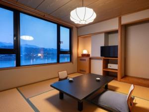 日田市にあるMikuma Hotel - Vacation STAY 63481vのテーブルと椅子、大きな窓が備わる客室です。