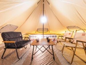 ein Zimmer mit Stühlen und einem Tisch in einem Zelt in der Unterkunft Ashigarashimogun - Glamping - Vacation STAY 75747v in Sengokuhara