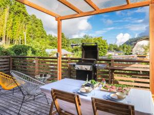 eine Terrasse mit einem Tisch und einem Herd in der Unterkunft Ashigarashimogun - Glamping - Vacation STAY 75753v in Sengokuhara