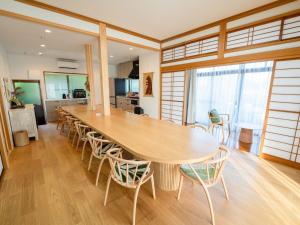 ein Esszimmer mit einem großen Holztisch und Stühlen in der Unterkunft Ashigarashimogun - Glamping - Vacation STAY 75753v in Sengokuhara