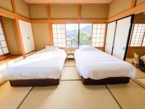 2 camas en una habitación con ventanas en Ashigarashimogun - Glamping - Vacation STAY 75753v, en Sengokuhara