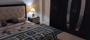 sypialnia z łóżkiem i komodą z lustrem w obiekcie L'escale w mieście Tunis