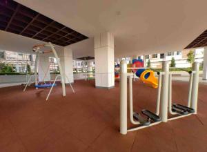 einen Spielplatz in einem Gebäude mit Spielgeräten in der Unterkunft KaMi Homestay (2-3pax)/国际机场5分钟 in Donggongon