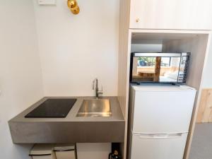 eine kleine Küche mit Spüle und Kühlschrank in der Unterkunft Ashigarashimogun - Glamping - Vacation STAY 64129v in Sengokuhara