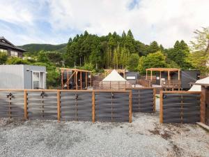 ein Haus, das mit viel Holz gebaut wird in der Unterkunft Ashigarashimogun - Glamping - Vacation STAY 64129v in Sengokuhara