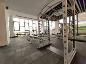 een fitnessruimte met verschillende loopbanden in een kamer bij KaMi Homestay (2-3pax)/国际机场5分钟 in Donggongon