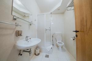 Koupelna v ubytování Hotel Maj Inn