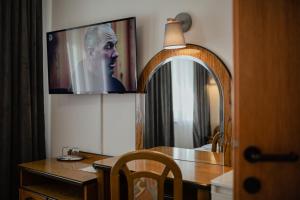 TV a/nebo společenská místnost v ubytování Hotel Maj Inn
