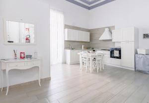 A kitchen or kitchenette at Gli Appartamenti della Villa
