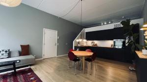 una cucina e una sala da pranzo con tavolo e sedie di ApartmentInCopenhagen Apartment 1595 a Copenaghen