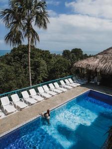 una persona en la piscina de un complejo en Villa Maria Tayrona, Jungle and Sea Experience en Los Naranjos