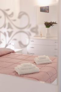 A bed or beds in a room at Gli Appartamenti della Villa
