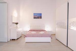 A bed or beds in a room at Gli Appartamenti della Villa