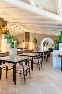 una fila di tavoli e sedie in un ristorante di Villa Felicia a Noto