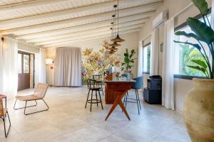 a living room with a table and chairs at Villa Felicia in Noto
