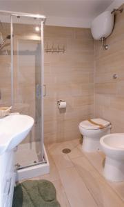 A bathroom at Gli Appartamenti della Villa
