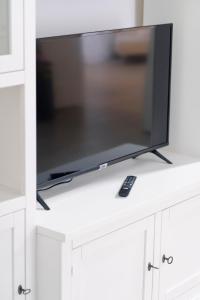 A television and/or entertainment centre at Gli Appartamenti della Villa