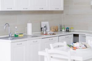 A kitchen or kitchenette at Gli Appartamenti della Villa