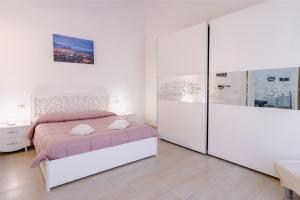 A bed or beds in a room at Gli Appartamenti della Villa
