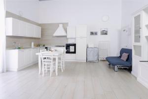 A kitchen or kitchenette at Gli Appartamenti della Villa