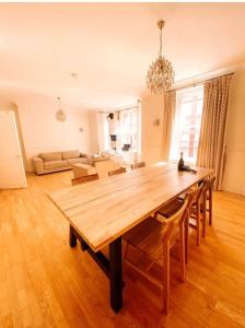comedor con mesa de madera y sala de estar en Luxury 3 bedroom, 3 bath apt by Oxford St & Soho, en Londres