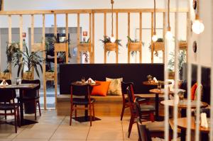 a restaurant with tables and chairs and a couch at Tulip Inn Campos dos Goytacazes in Campos dos Goytacazes