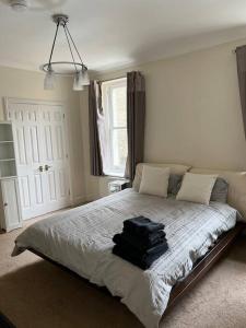 Un dormitorio con una cama con dos bolsas. en Luxury 3 bedroom, 3 bath apt by Oxford St & Soho, en Londres