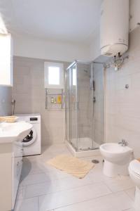 A bathroom at Gli Appartamenti della Villa Még 37 kép