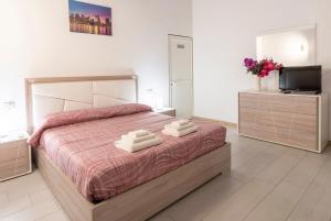 A bed or beds in a room at Gli Appartamenti della Villa