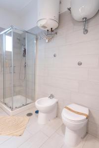 A bathroom at Gli Appartamenti della Villa