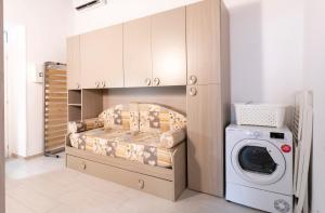 een wasruimte met een wasmachine en droger bij Gli Appartamenti della Villa in Santa Maria Capua Vetere