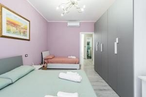 una camera con due letti e una parete rosa di [5 min dal Centro] Cozy House a Torino