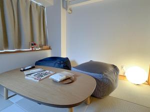 Fukuoka - Apartment - Vacation STAY 00143v في فوكوكا: غرفة مع طاولة وكرسي