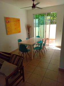 ein Esszimmer mit Tisch und Stühlen in der Unterkunft Parque 44 in Playa del Carmen