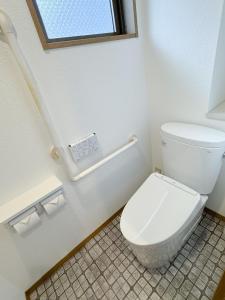 een badkamer met een toilet en een raam bij Fukuoka - Apartment - Vacation STAY 00143v in Fukuoka