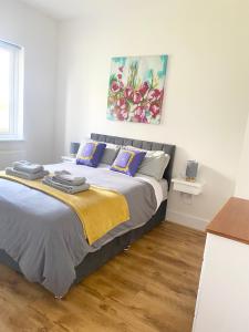 a bedroom with a large bed with purple pillows at Pine View In The Heart Of The West in Lisacul