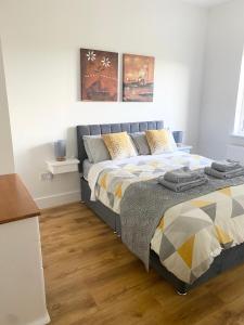 a bedroom with a large bed in a room at Pine View In The Heart Of The West in Lisacul