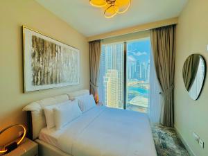 Postel nebo postele na pokoji v ubytování Luxe 4BR at Forte 1 with Fountain & Burj View