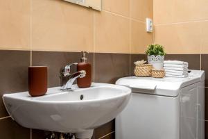ein Bad mit einem Waschbecken und einem WC in der Unterkunft Art Deco Suite in Prag